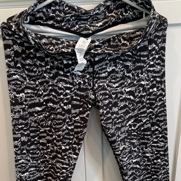 Fabletics Black & White Abstract Print Leggings - Picture 1 of 5